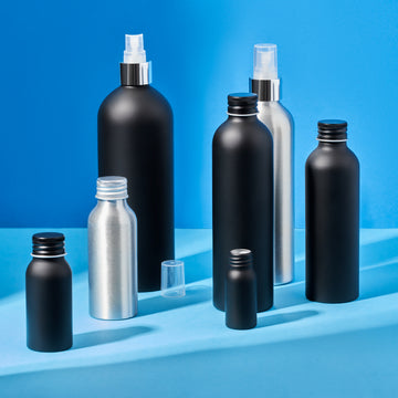 Stříbrné nebo černé hliníkové lahve se šroubovacím víčkem s volitelným čerpadlem nebo rozprašovacím uzávěrem